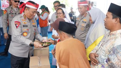 Wakapolri Salurkan 220 Paket Bansos ke Biarawati dan Lansia di Semarang