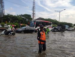 Jalan Pantura Semarang Masih Banjir Pagi Ini, Banyak Motor Mogok